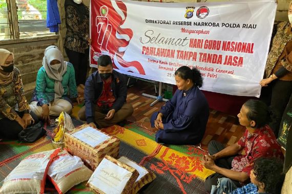 Peringati Hari Guru, Ditnarkoba Polda Riau Beraksi, Bu Lindar Terharu - JPNN.COM