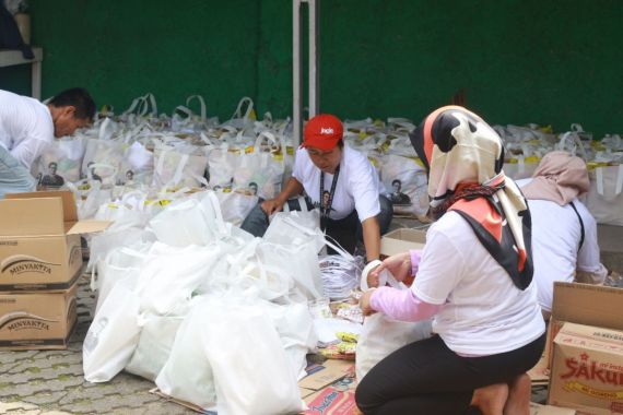 Sukarelawan Sandiaga Uno Hadirkan Ratusan Paket Sembako Murah di Lumajang - JPNN.COM
