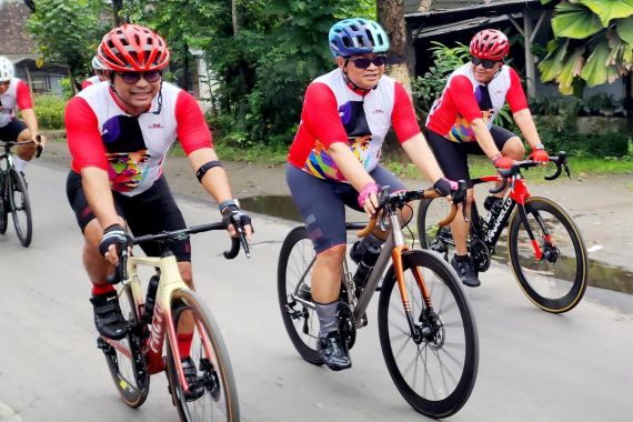 Banteng Fondo Ride, Pramono dan Hasto Gowes Kediri-Blitar hingga Membantu Guru - JPNN.COM