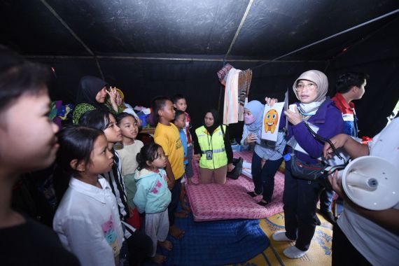 Pekerja Pertamina Bantu Hilangkan Trauma Anak Korban Gempa Cianjur dengan Cara Ini - JPNN.COM
