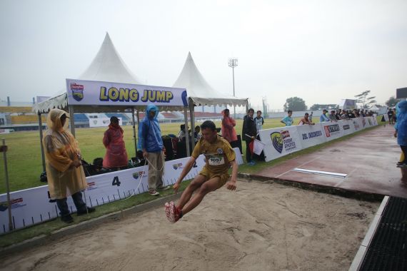 SAC Indonesia 2022: SMAN 7 Cirebon-SMAN 2 Padalarang Kuasai Podium Juara Lompat Jauh - JPNN.COM
