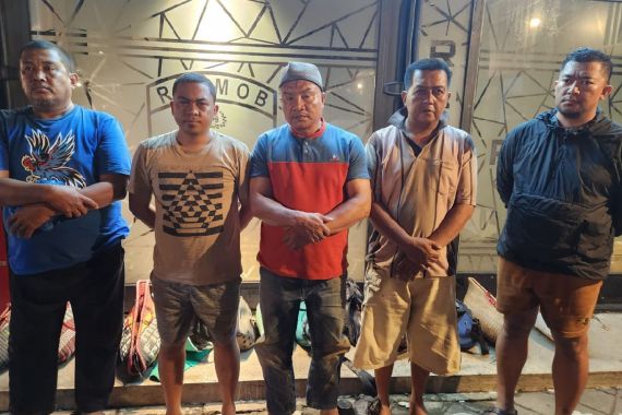 5 Pelaku Judi Sabung Ayam di Makassar Ditangkap, Ada yang Kenal? - JPNN.COM