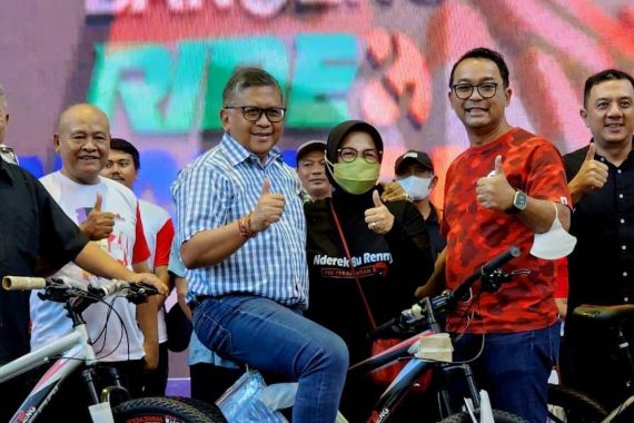 Charity Banteng Ride and Night Run 2022, Hasto Menyerahkan 1.000 Sepeda dan 2.000 Pasang Sepatu - JPNN.COM