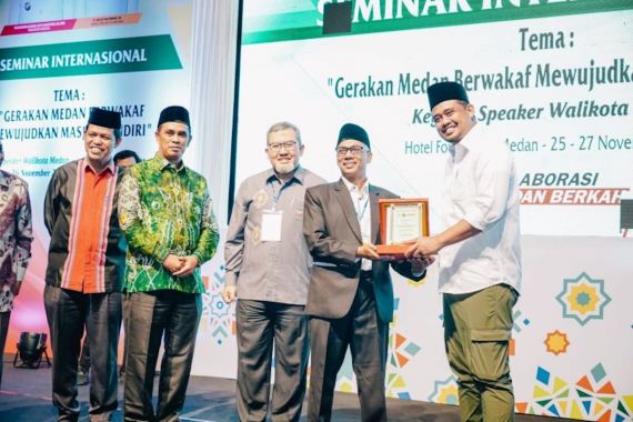 Bobby Nasution Dapat Penghargaan Sebagai Tokoh Peduli Wakaf dari BWI - JPNN.COM