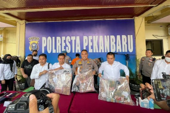 Bandar Narkoba Ditangkap Polresta Pekanbaru, Uang Tunai Rp 3,2 Miliar Disita - JPNN.COM
