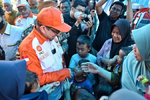 Datangi Pengungsian Korban Gempa di Cianjur, Salim Segaf Bawa Bantuan & Hibur Anak-anak - JPNN.COM
