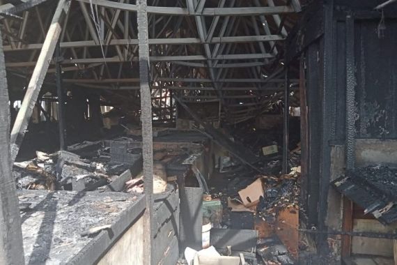Pasar Cinde Kebakaran, 50 Kios Hangus Terbakar - JPNN.COM