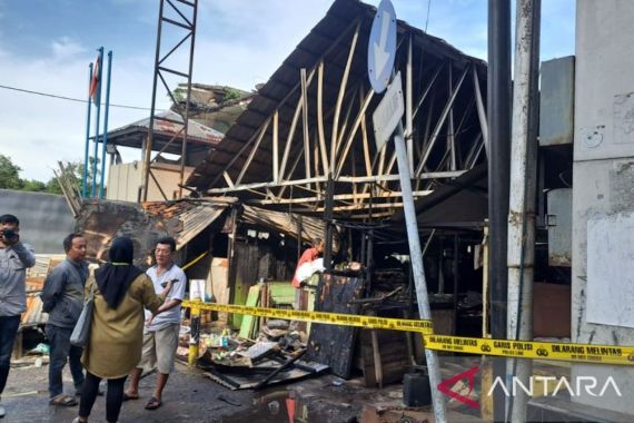 Puluhan Kios di Pasar Cinde Ludes Terbakar, Kompol Ria: Kebakaran Diawali Suara Ledakan - JPNN.COM