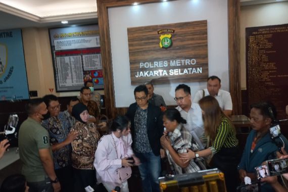 Dewi Perssik Bawa Ibunda ke Kantor Polisi, Winarsih Menangis Lalu Sujud - JPNN.COM