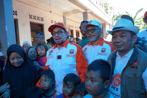 Dr. Salim Pimpin Pengerahan Bantuan PKS untuk Korban Gempa Cianjur - JPNN.COM