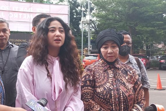 Dewi Perssik Ajak Ibunda Ke Polres Jakarta Selatan, Mau Ketemu Haters? - JPNN.COM