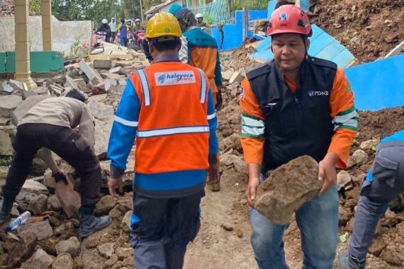 Kisah Petugas PLN, Tetap Melayani Masyarakat Meski Rumahnya Hancur Akibat Gempa Cianjur - JPNN.COM