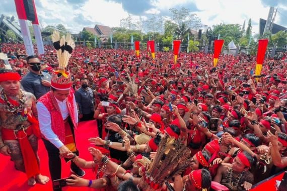 Ribuan Pasukan Dayak Penuhi Lapangan, Sosok Disegani Ini Mendampingi Jokowi, Badannya Penuh Tato - JPNN.COM
