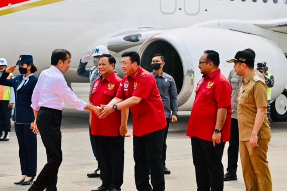 Jokowi Tiba di Jatim, Prabowo dan BG Kompak Pakai Baju Merah Menyambut - JPNN.COM