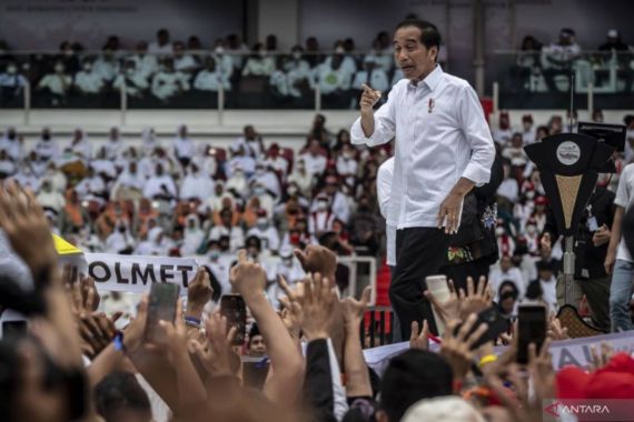 Soal Pemimpin Berambut Putih, Jokowi Menyebut 3 Tokoh Ini - JPNN.COM