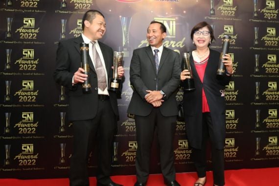 BSN Anugerahi Garudafood 2 Penghargaan SNI Award  - JPNN.COM