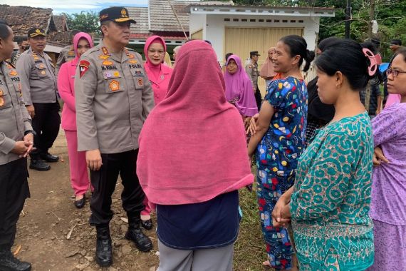 Irjen Iqbal Jadi Kapolda Pertama yang Datang ke Lokasi Gempa Cianjur - JPNN.COM