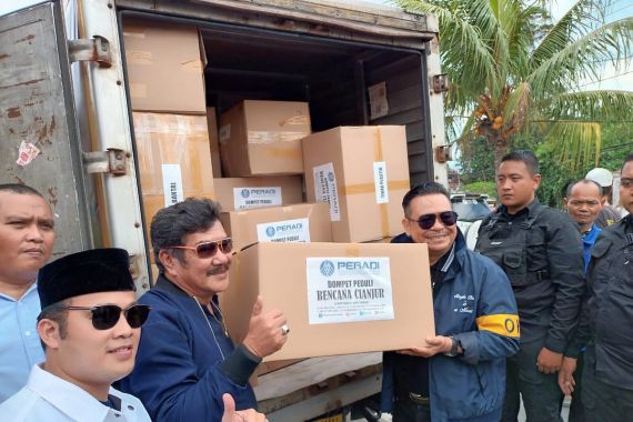 Otto Hasibuan Pimpin Rombongan Peradi Serahkan Ribuan Bantuan ke Cianjur - JPNN.COM