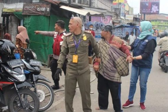 Satpol PP Kabupaten Tangerang Menertibkan Anak Jalanan dan Gelandangan - JPNN.COM