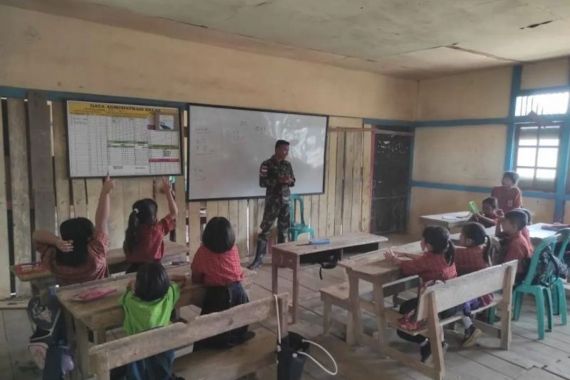 Mencerdaskan Anak Bangsa, Prajurit TNI Mengajar di Sekolah Perbatasan Indonesia - Malaysia - JPNN.COM