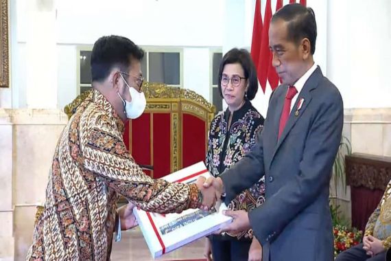 Jokowi Serahkan Daftar Isian Pelaksanaan Anggaran 2023 ke Mentan SYL - JPNN.COM