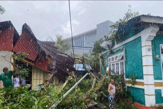 Angin Kencang Merusak Rumah Warga di Ambon - JPNN.COM