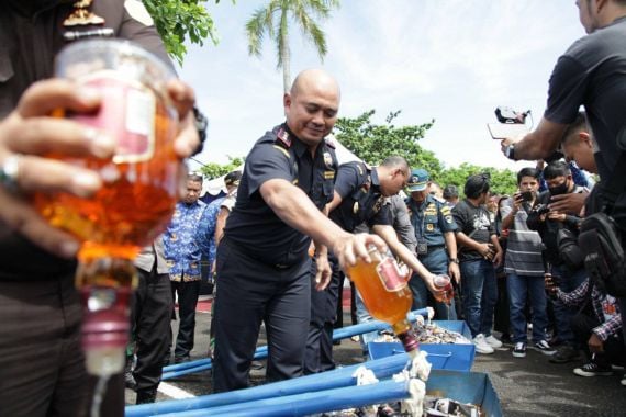 Bea Cukai Musnahkan Barang Kena Cukai Ilegal di Sulawesi, Sebegini Nominalnya - JPNN.COM