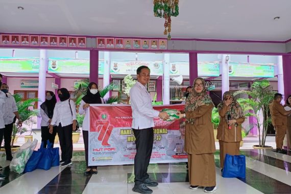 Peduli Pendidikan, Bidlabfor Polda Riau Beri Bantuan kepada Guru Honorer - JPNN.COM