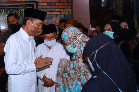 Malam-malam, Jokowi Takziah ke Rumah Duka Almarhum Ferry Mursidan - JPNN.COM