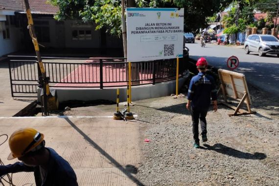 Manfaatkan Limbah FABA, PLN Menghubungkan 10 km Jalan di Sulawesi - JPNN.COM