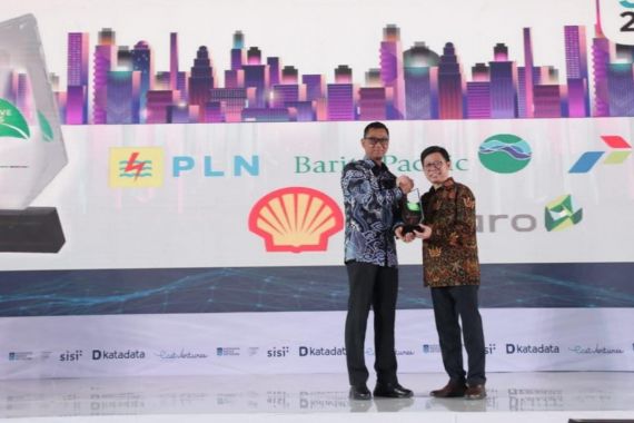 Berkomitmen Nyata Jalankan Transisi Energi, PLN Raih Green Initiative Awards 2022 - JPNN.COM