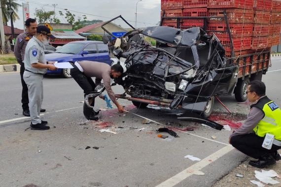 Pikap Tabrak Truk Parkir di Jalan Lintas Pekanbaru-Bangkinang, 3 Orang Tewas - JPNN.COM