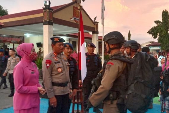 Operasi Damai Cartenz, Irjen Nana Berangkatkan 105 Personel Brimob Polda Sulsel - JPNN.COM