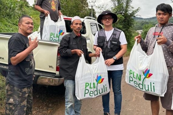 Petugas PLN Sisir Lokasi Terisolir Untuk Salurkan Bantuan Pascagempa Cianjur - JPNN.COM