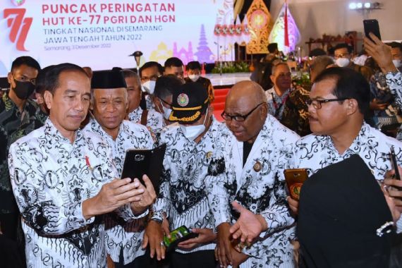 Hadiri HUT PGRI, Presiden Jokowi Sampaikan Pesan Penting Ini untuk Para Guru - JPNN.COM