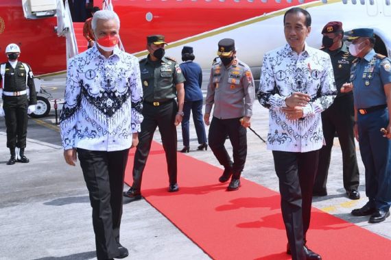 Jokowi ke Jawa Tengah, Bajunya Kompakan dengan Ganjar Pranowo - JPNN.COM