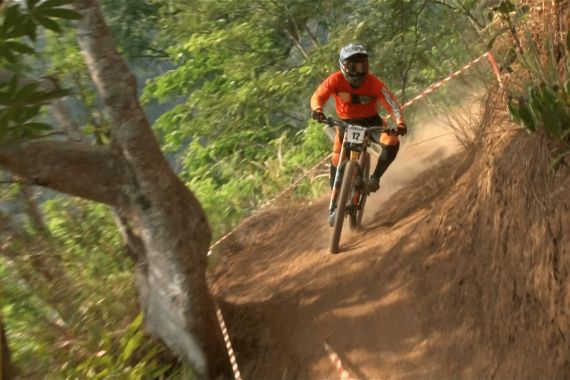 193 Rider Saling Sikut di Seri Pemungkas 76 Indonesian Downhill 2022 - JPNN.COM