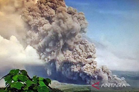 Konon Erupsi Gunung Semeru Bisa Menyebabkan Tsunami, Cek Faktanya - JPNN.COM