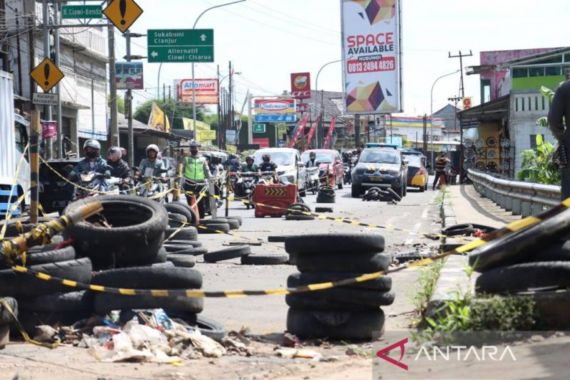 Jalan Bogor-Sukabumi Tertutup Longsor, Kendaraan Dialihkan ke Tol - JPNN.COM