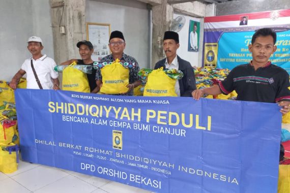 Pesantren Thariqod Shidiqiyah Kirim Ribuan Paket Bantuan untuk Korban Gempa Cianjur - JPNN.COM