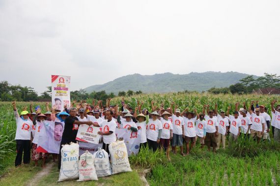 Relawan Puan Membagikan Bantuan untuk Petani di Magetan - JPNN.COM