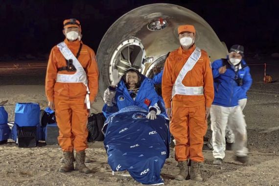 Setengah Tahun di Antariksa, Tiga Astronaut Tiongkok Sukses Mendarat di Bumi - JPNN.COM