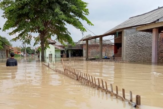 Pagi-Pagi Warga Karawang Sudah Terendam Banjir - JPNN.COM