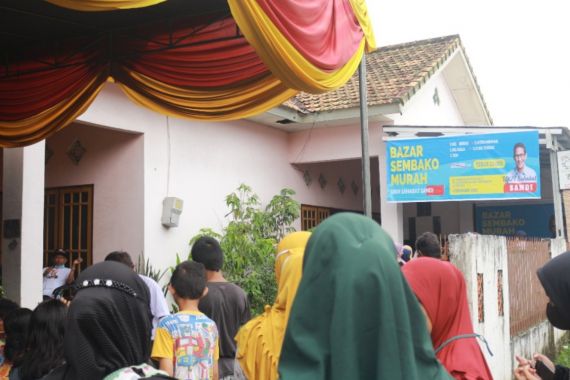 UKM Sahabat Sandiuno Palembang Gelar Bazar Sembako Murah - JPNN.COM