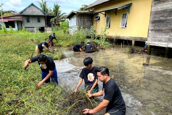 Ganjar Milenial Center Sumsel Gelar Aksi Bersih-Bersih di Ogan Ilir - JPNN.COM