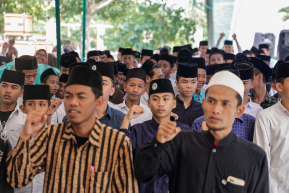 Ratusan Santri di Bekasi Doakan Ganjar jadi Presiden 2024 - JPNN.COM