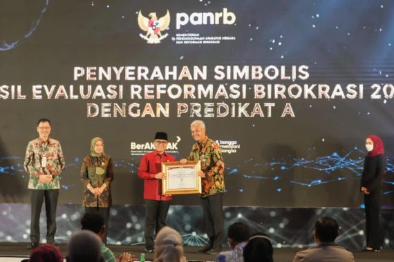 Mudahkan Layanan Publik, Ganjar Pranowo Dapat Penghargaan dari KemenpanRB - JPNN.COM