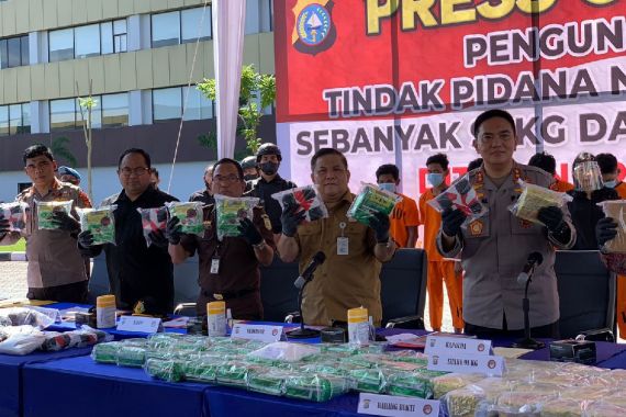 12 Orang Sindikat Pengedar Narkoba Ditangkap Polda Riau, Barang Buktinya, Wow - JPNN.COM