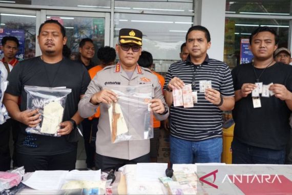 Perampok Alfamart di Bekasi Tergolong Nekat, Cuma Modal Ini Dapat Rp 35 Juta, 4 Hp - JPNN.COM