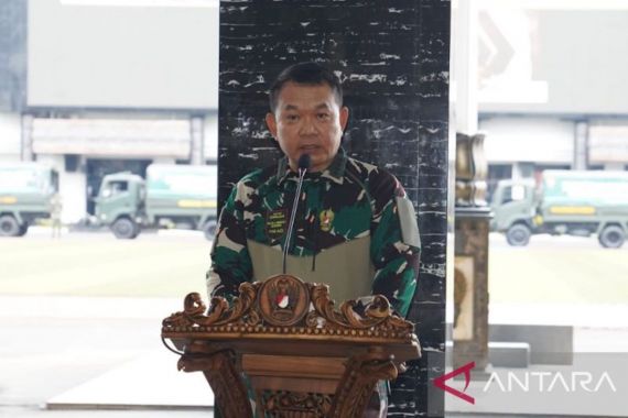 Jenderal Dudung Melepas Keberangkatan 10 Truk Bansos untuk Korban Gempa Cianjur - JPNN.COM